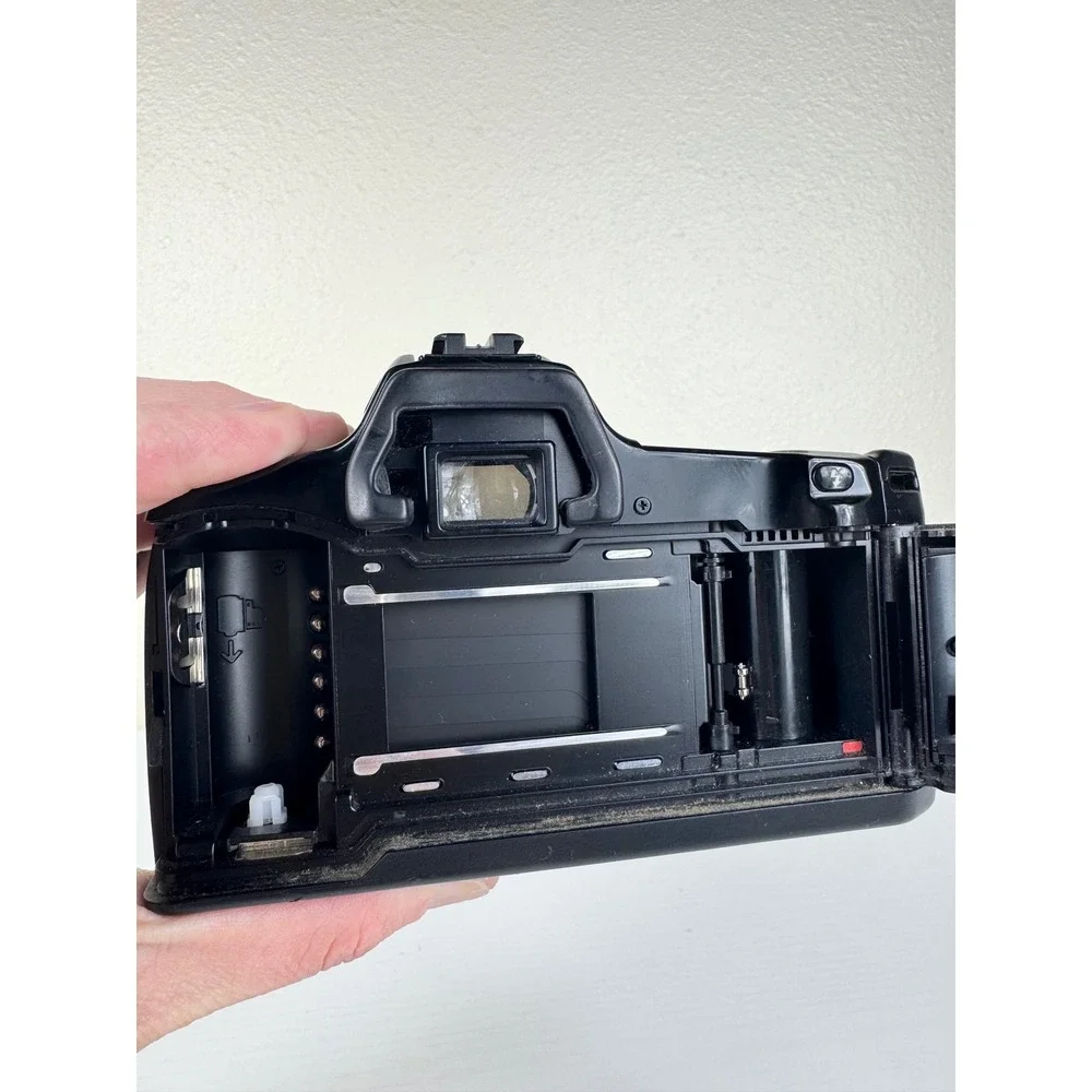 Minolta Maxxum 3xi 35mm Film Camera AF 35-80mm Lens + Skylight Filter Untested